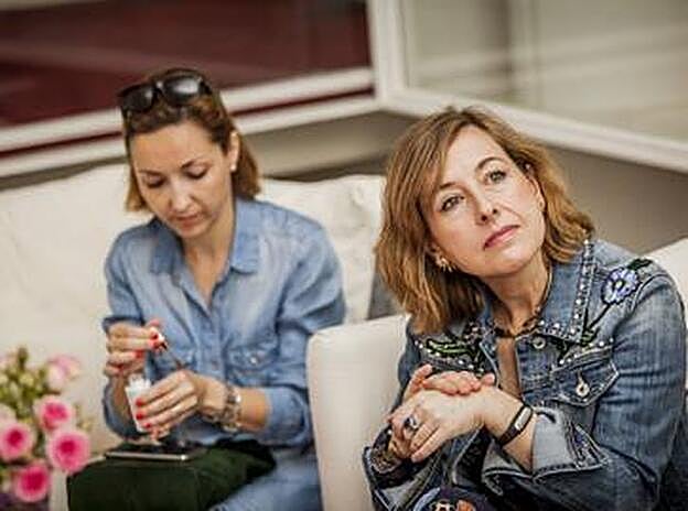 Lectoras de mujerhoy prueban el suero de Esdor mientras escuchan atentas los consejos de belleza