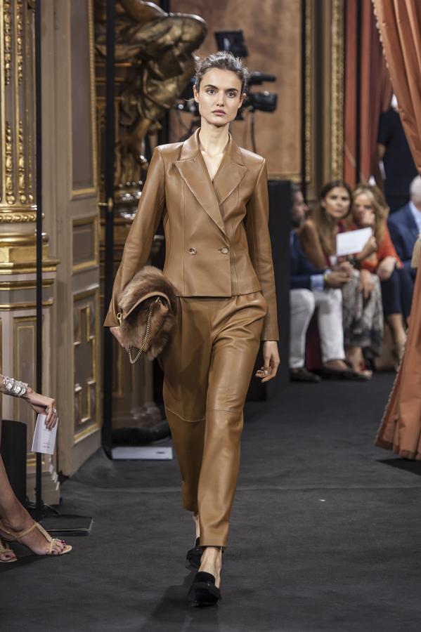 Uno de los conjuntos realizados en piel que se vieron durante el desfile