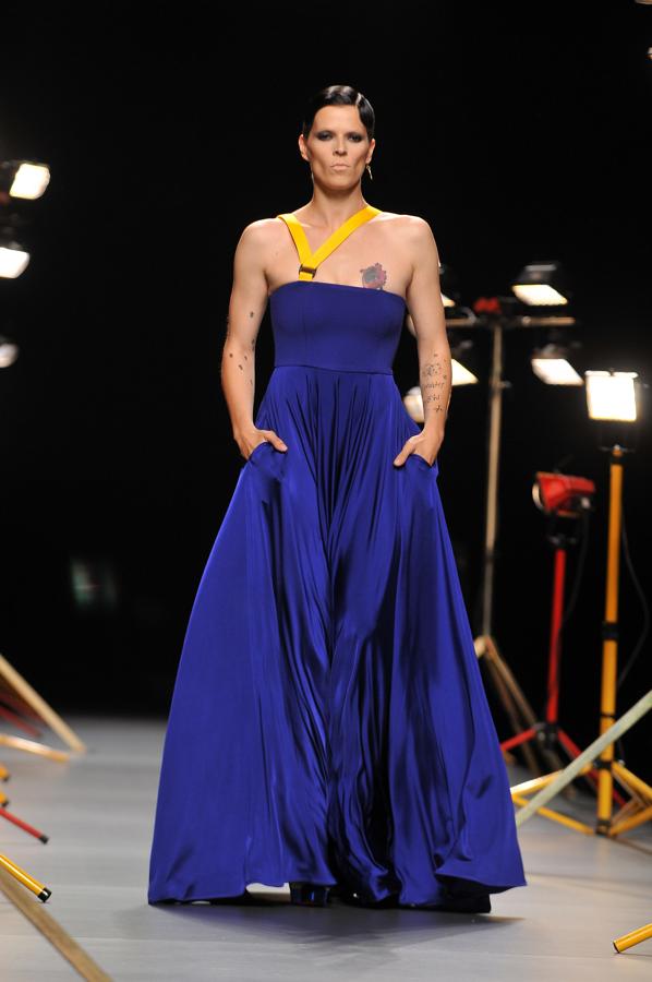 Uno de los vestidos que subió a la pasarela Bimba Bosé