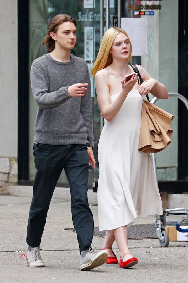 El minimalismo de este look de Elle Fanning es lo que más nos atrae: vestido de líneas sencillas en blanco, con la frescura del palabra de honor, y sus bailarinas rojas aportando el toque de color perfecto. Eso sí, intenta haber cogido un poco de color antes para que tu piel no se confunda con la tela...