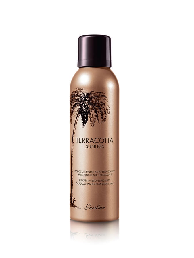 Una bruma ligera de intensidad modulable y perfume embriagador, que reproduce fácilmente y con un acabado natural el bronceado del sol, en su ausencia. Totalmente transparente al aplicarla, esta bruma autobronceadora se absorbe rápidamente y ofrece un tono dorado a medida. (51,70€)