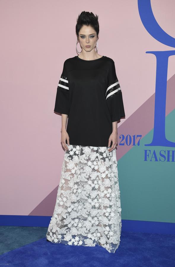 La modelo arriesgó con un diseño de Cynthia Rowley compuesto por una falda de tul con bordados y una camiseta obersize.