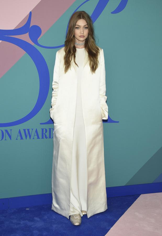 Estaba irreconocible con un vestido y abrigo blanco de The Row, la misma firma por la que se decantaron las hermanas Olsen.