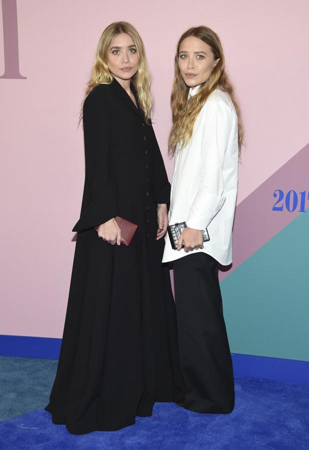 Las hermanas más fashion del firmamento optaron por dos looks en clave maxi en 'black & white' de The Row
