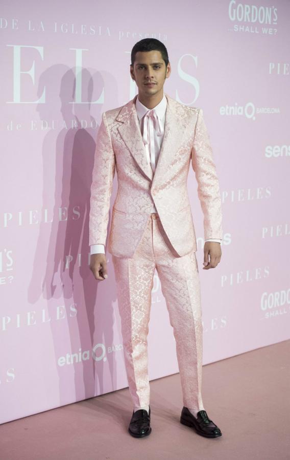 Fue fiel a su estilo con un traje rosa con brocado y camisa con lazo.