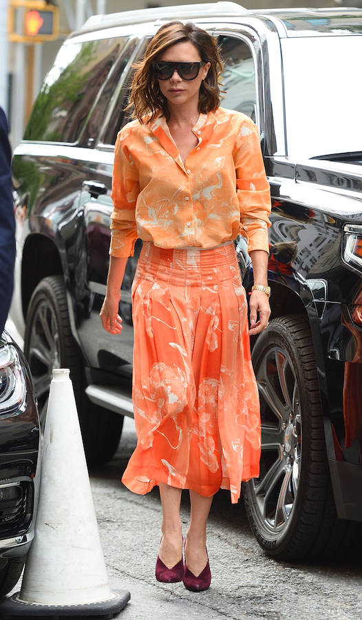 Acaba de lanzar el lookbook de su colección resort y la diseñadora ya ha lucido sus novedades. Este conjunto de falda de tablas y blusa que combinó con zapatos abotinados de ante es una de sus creaciones.