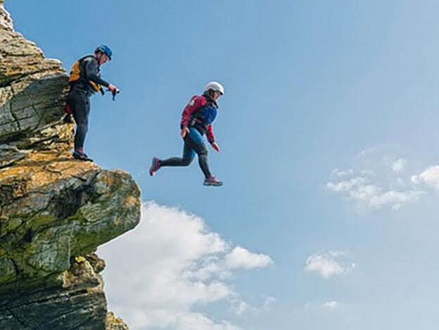 Salto de acantilados en Gales.