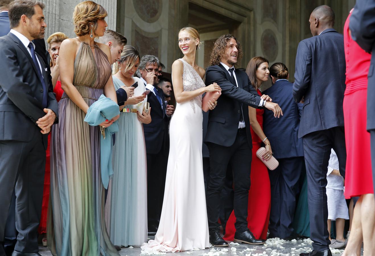 El gran capitán del Bacelona de la época de Valdés, Carles Puyol, junto a Vanesa Lorenzo.