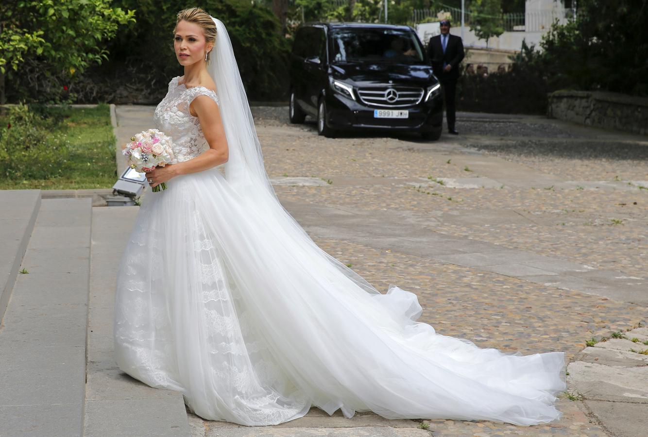 La novia con un vestido de cuerpo a base de flores bordado