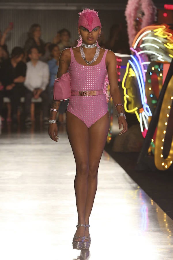 El rosa chicle característico de las colecciones de Scott no faltó en 'total looks' como este.