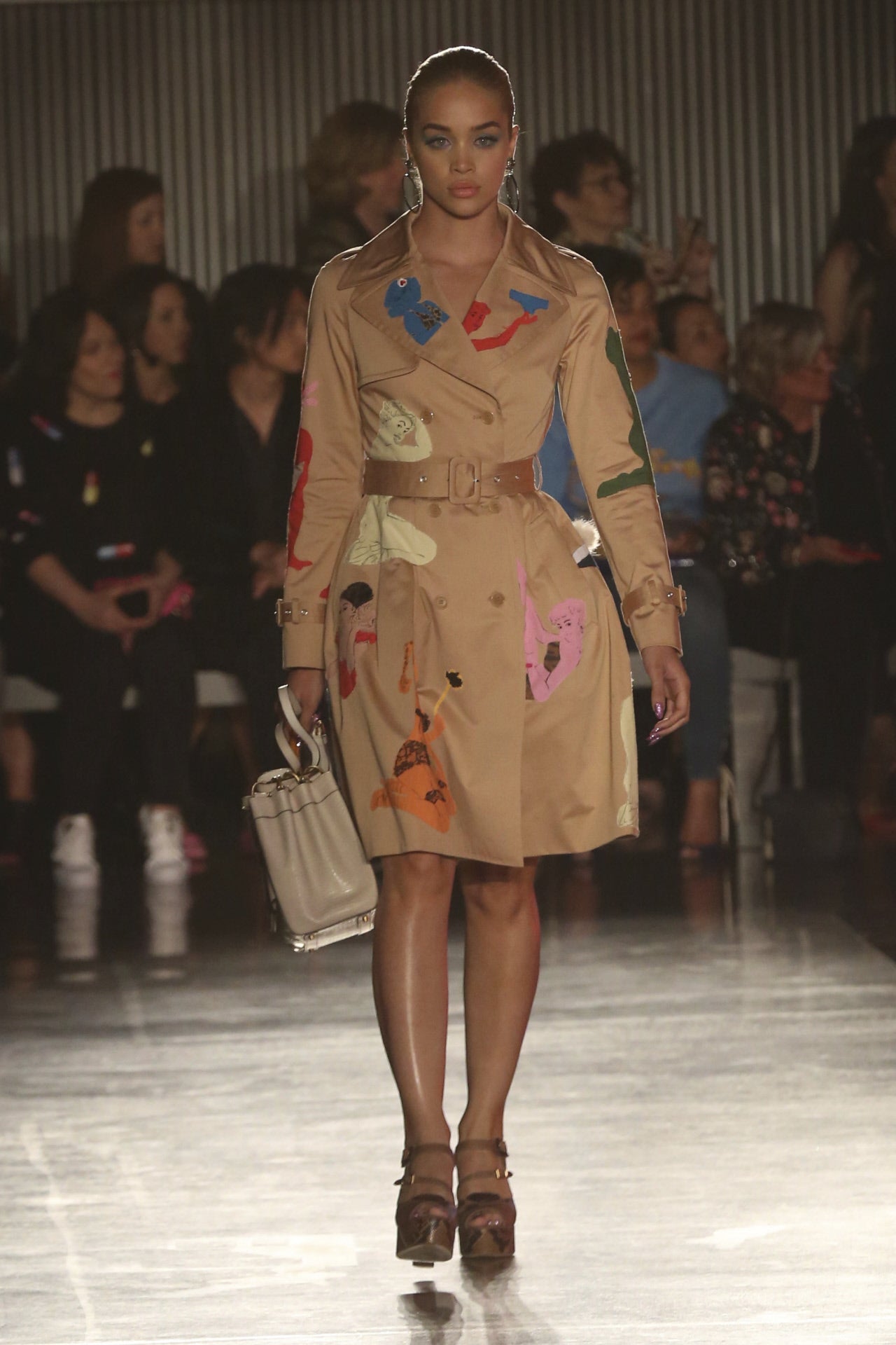 Los clásicos trench se reinventan con prints inspirados en la moda 'pin up'.