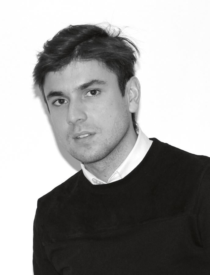 "Aunque sea verano, medias de colores vibrantes, como las medias-bota de Balenciaga en rojo, fucsia o azul; zapatos o sandalias de distinto color, como en Céline, y mini bolsos con logos. Se revaloriza el bolso Saddle de Dior con "monogram", de asa corta para llevarlo muy pegado debajo del brazo".