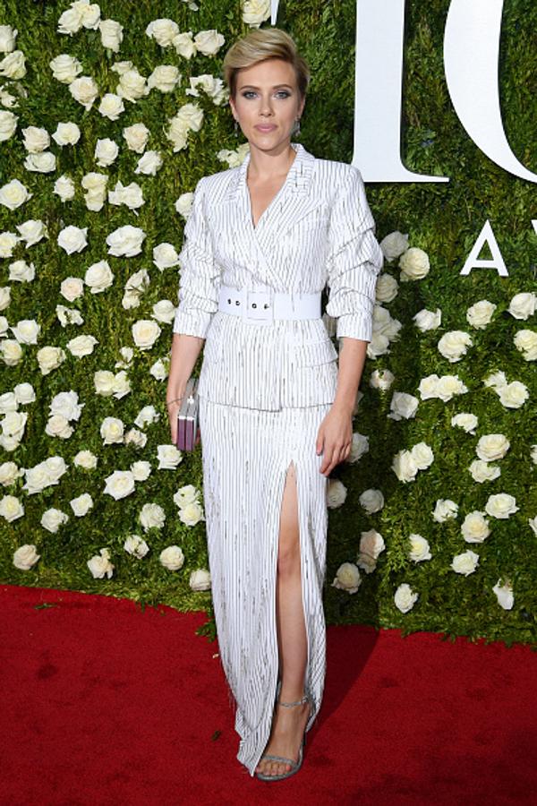 Estaba espectacular con un conjunto de Michael Kors Collection de chaqueta sahariana y falda con abertura lateral