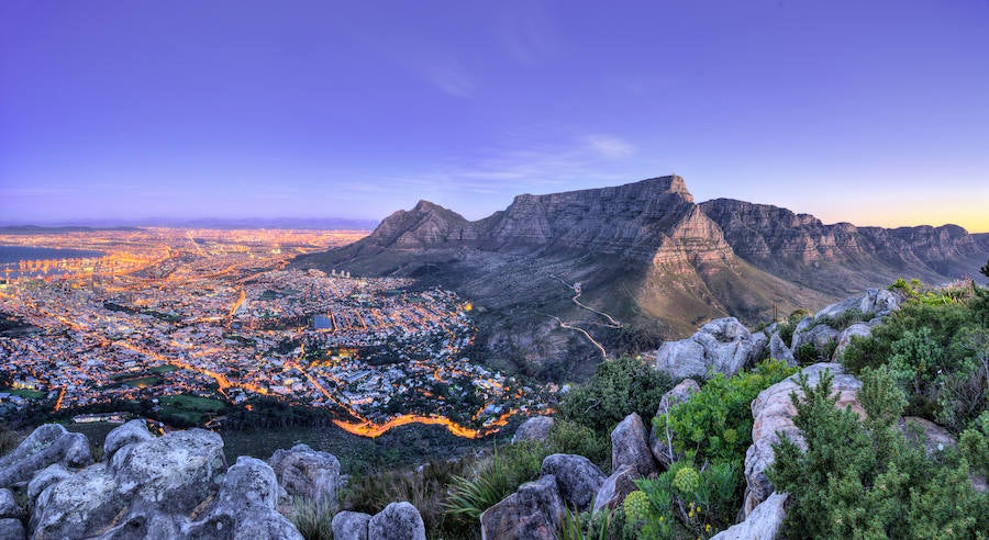 Table Mountain, considerada el símbolo de la ciudad, tiene una característica cima totalmente plana desde donde se pueden contemplar unas vistas únicas de la ciudad. Además, es un destino perfecto para aventureros, ya que hay una gran oferta de actividades al aire libre: desde trekking, ciclismo u observación de ballenas, hasta bucear con tiburones (Fuente: Hundredrooms).