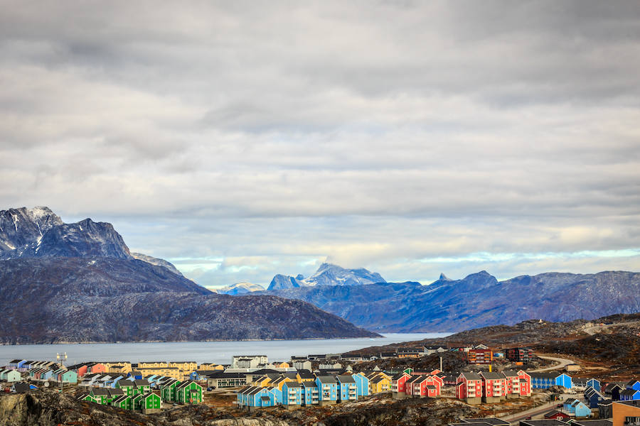 Nuuk es la capital de Groenlandia y es, con mucho, la ciudad más grande de la isla. Aunque no es la ciudad más bella del mundo, sus vistas son increíbles, enmarcada por un espectacular telón de fondo panorámico de las montañas (Fuente: Hundredrooms).