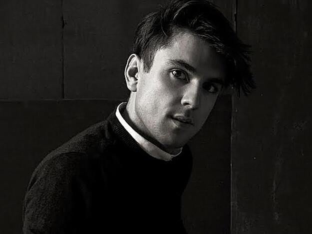 Miguel Becer está al frente del desfile de jóvenes diseñadores junto a Juan Vidal.