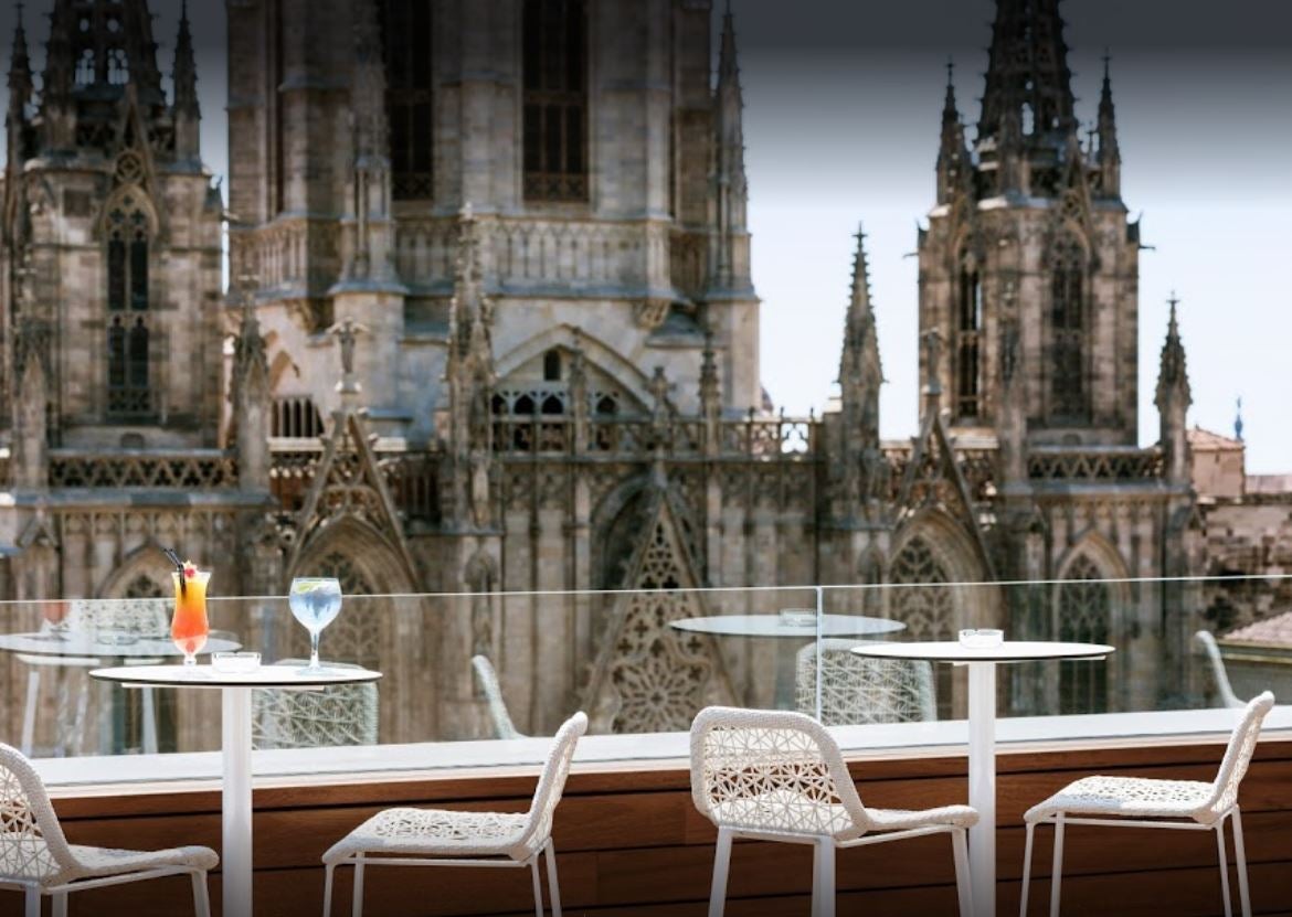 En la Avenida de la Catedral, 7, de Barcelona