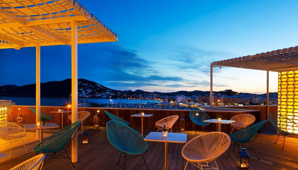 En el Hotel Aguas de Ibiza, en la calle Salvador Camacho, 9, de Santa Eulària des Riu.