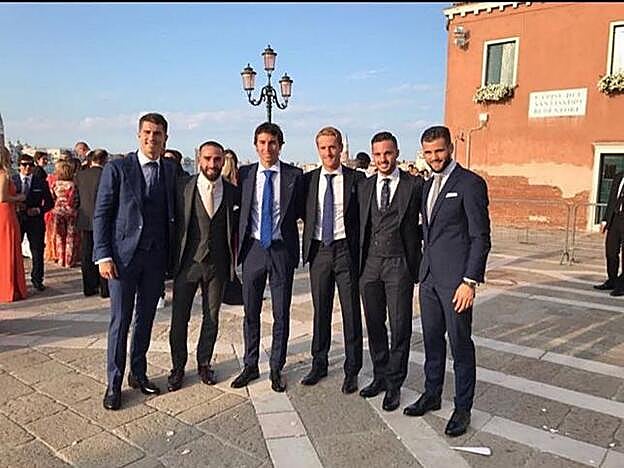 Nacho Fernández ha compartido esta imagen con sus compañeros en la boda de Morata.