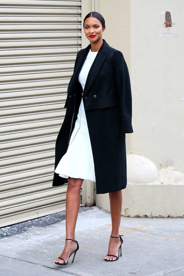 Vestido evassè + sandalias de pulsera blancas