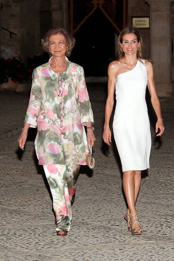 Vestido asimétrico de largo midi + sandalias doradas con plataforma