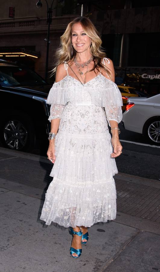 Vestido con hombros caídos y volantes + sandalias de satén azules