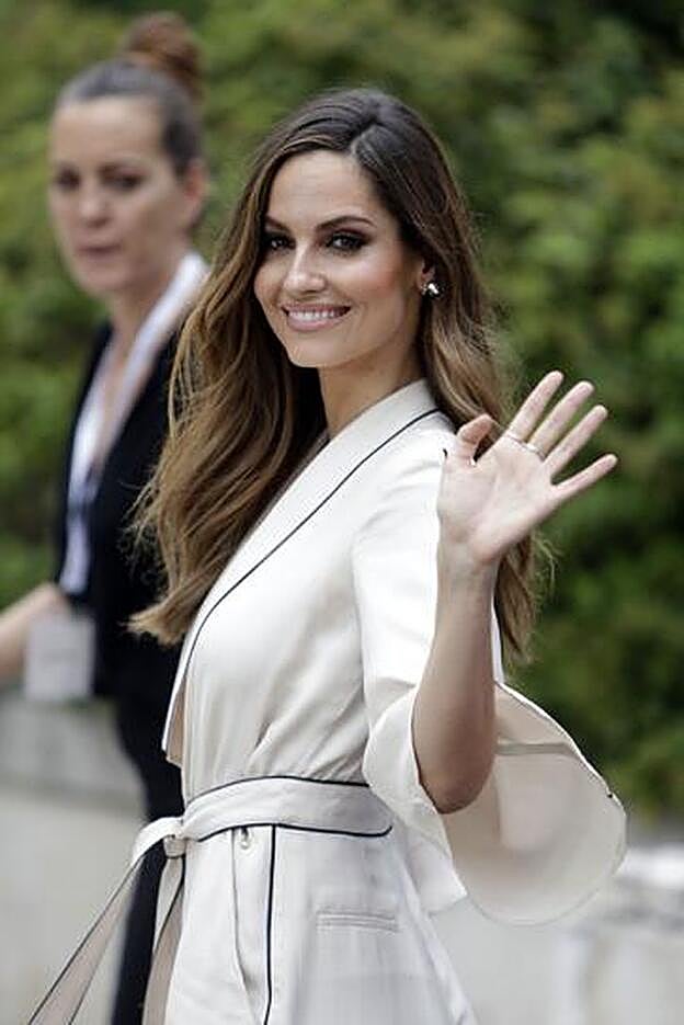 Ariadne Artiles, espectacular con un mono de satén