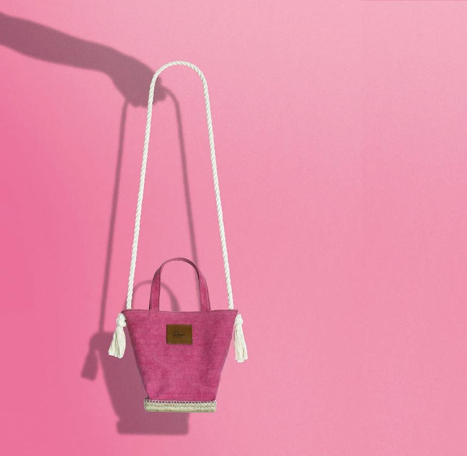 Haz con tu look de este verano un gesto solidario. Lo puedes conseguir gracias a la firma catalana Castañer, que ha diseñado una colección cápsula de bolsos para apoyar un proyecto de investigación liderado por la Asociación Española Contra el Cáncer (AECC). ¿El detalle más fashion? La base de esparto.