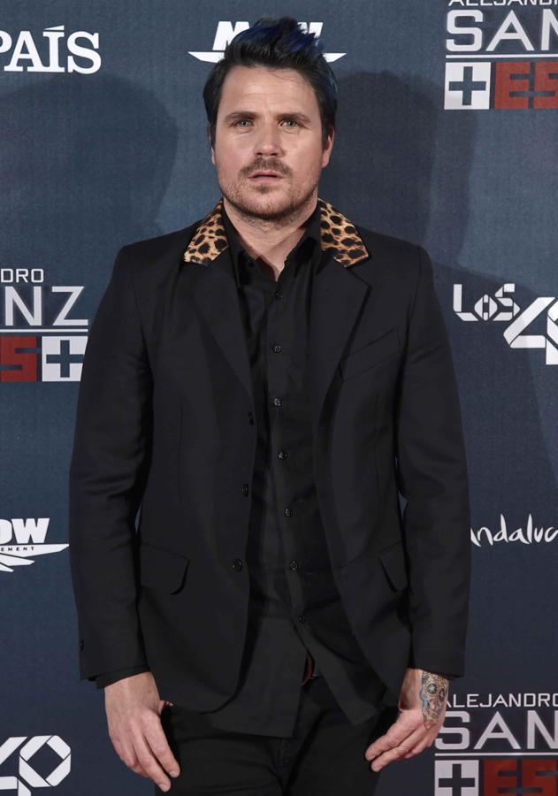 Su original look con cuello 'animal print' y el pelo azul.