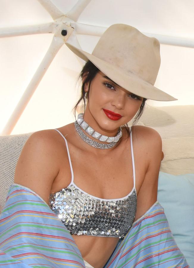 Sombreros y gorras son los accesorios para el pelo que no pueden faltar en tu armario este verano. Y no solo para ir a la playa o a la piscina. Las famosas, como Kendall Jenner, demuestran que también sirven para ir a un evento, un festival, una cena... y te van a ayudar a disimular tu pelo sucio.