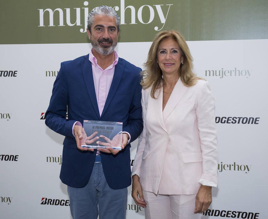 Ignacio González, Director de Comunicación de AUDI, recoge el premio al mejor coche en la categoría Trendy, de manos de Liliana Maguregui, Directora Comercial del Área revistas de CM Vocento.
