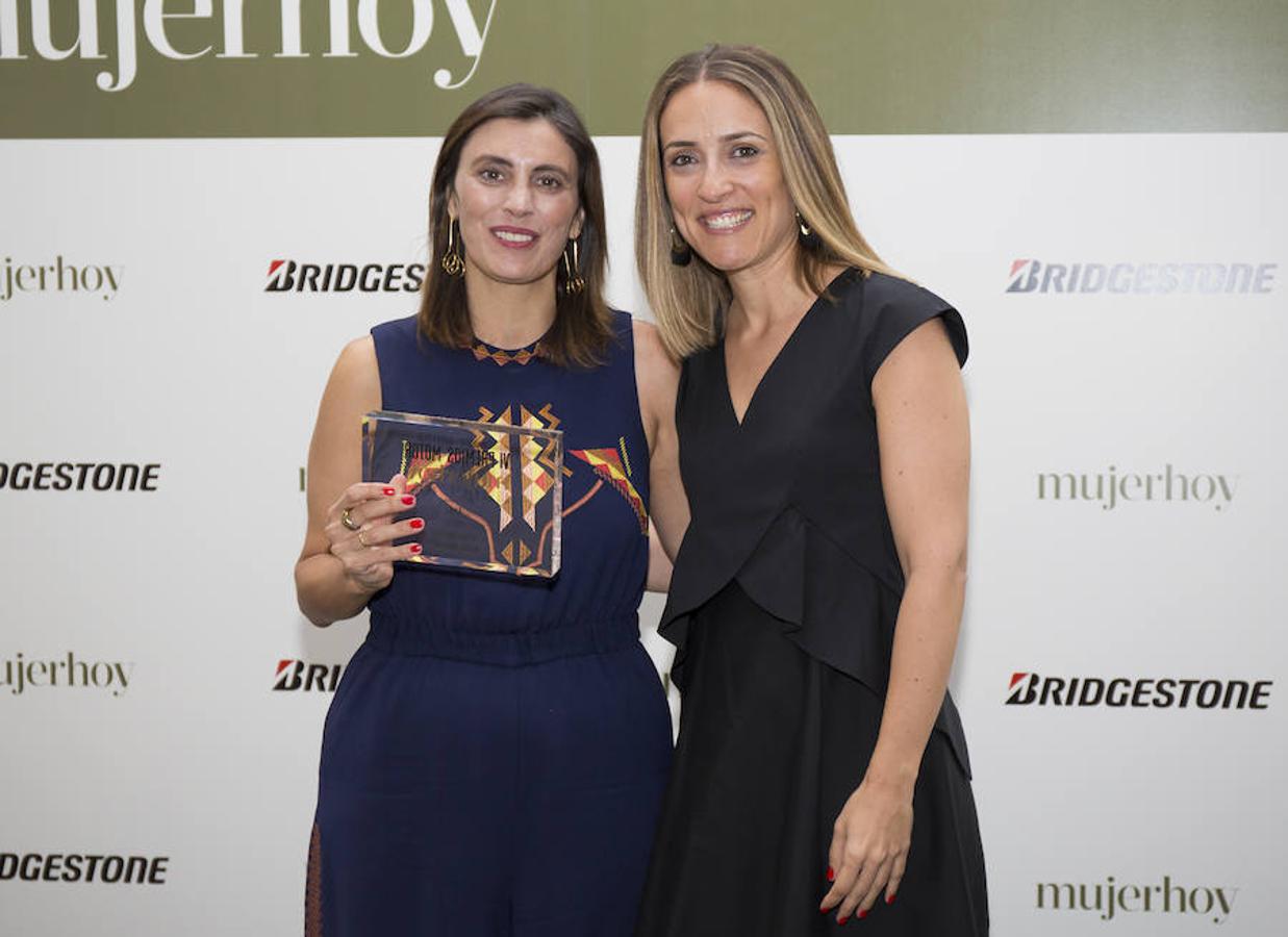 Constanza Belda Toraño, Jefa de Prensa de Estilo de Vida de SEAT, recoge el premio en la categoría de 4 x 4 para el Seat Ateca, de manos de Amaia Campos, directora de Publicidad de Mujerhoy.