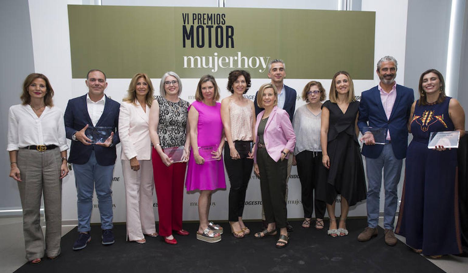 Foto de familia de los ganadores de los VI Premios Motor de Mujerhoy con la dirección editorial y comercial de la revista.