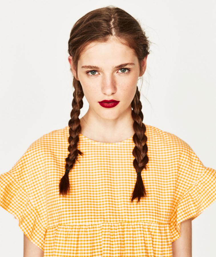 El peinado que todas hemos llevado cuando éramos niñas es perfecto para disimular el pelo sucio, pero también para ir a la piscina o al gimnasio. Si te gustan las trenzas, háztelas a pares y con algunos mechones sueltos.