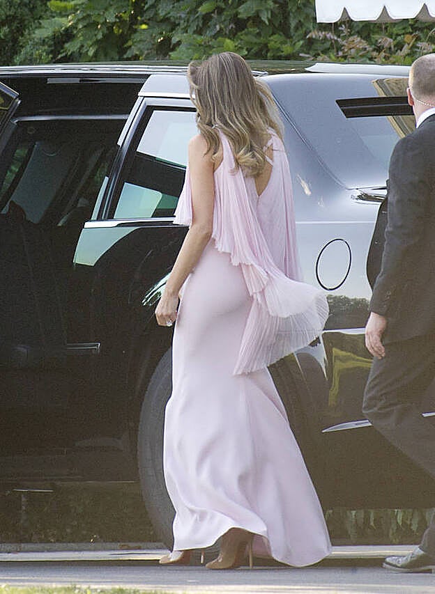 Melania Trump, con look de J.Mendel