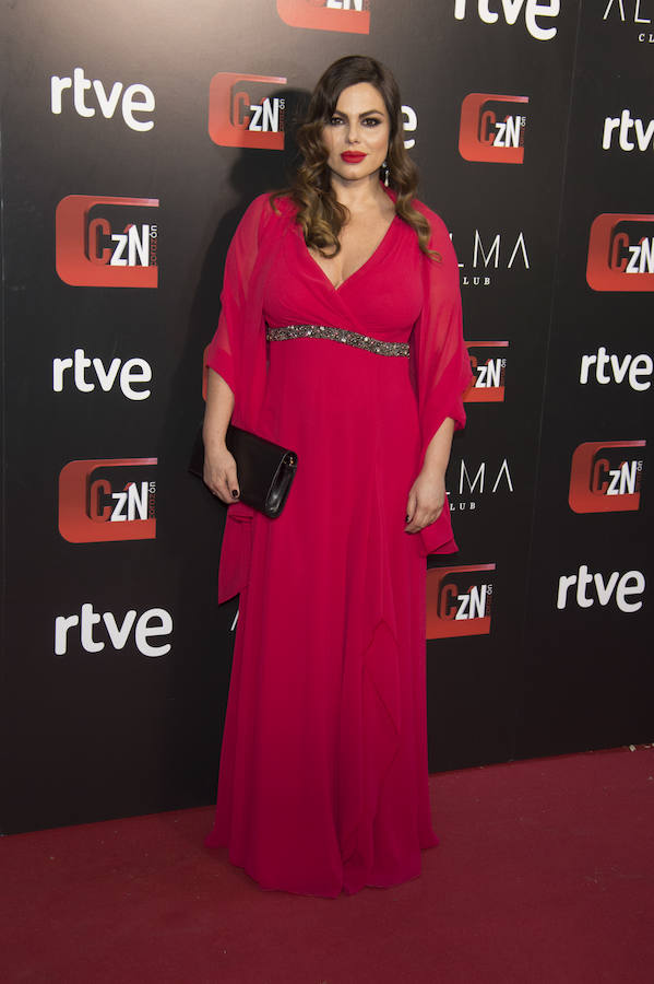 Con un vestido de corte imperio, la modelo no faltó a su cita con el espacio de crónica social de La 1