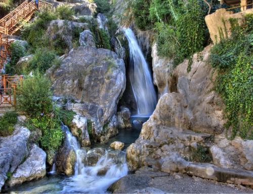 Fuentes del Algar fue declarado Zona Húmeda protegida y es una de las piscinas naturales de mejor conservación medioambiental de España. Además, dispone de servicios turísticos, e incluso rutas de senderismo.