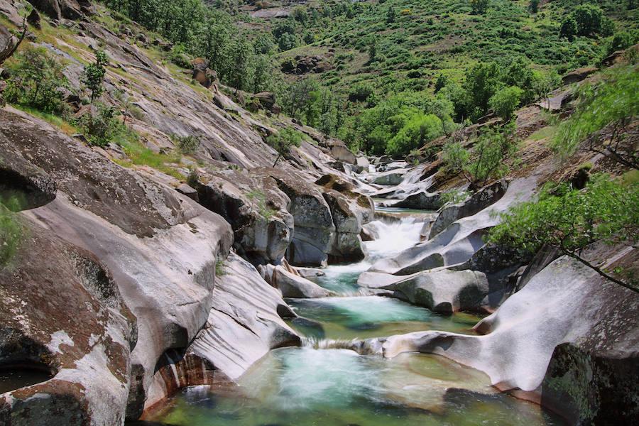Enclavada en el Valle del Jerte, en la vertiente sur de la Sierra de Gredos, la Garganta de los Infiernos nos sorprende con su belleza y su gran riqueza natural, con numerosos saltos de agua formados por innumerables arroyos y riachuelos, que desembocan en la zona de Los Pilones, con sus marmitas de gigante para darse un refrescante chapuzón de interior, y el Chorrero de la Virgen, una impresionantes cascada que te cortará la respiración.