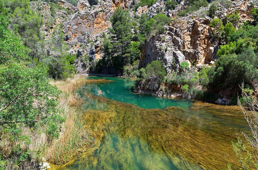 En la pequeña población conqunse de Enguídanos, a 80 kilómetros de Cuenca y unas dos horas de camino desde Madrid, encontramos Las Chorreras del Río Cabriel, un espectáculo de cascadas, gargantas, rápidos, tramos de aguas tranquilas y cristalinas, hoces y pequeñas pozas donde darnos un chapuzón de interior este verano en un enclave natural único.