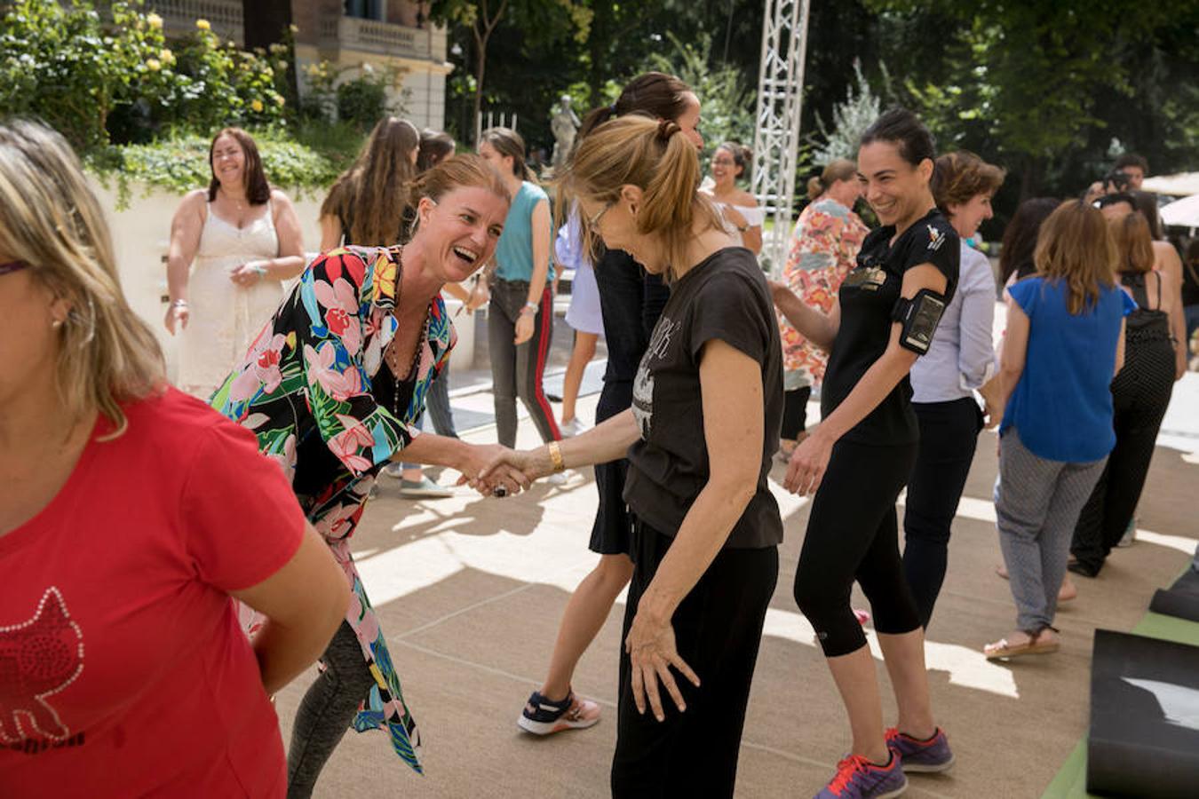 la 'coach wellness', de la mano de Nota Bene Wellbeing, impartió el divertido taller de 'Let's smile and yoga'.