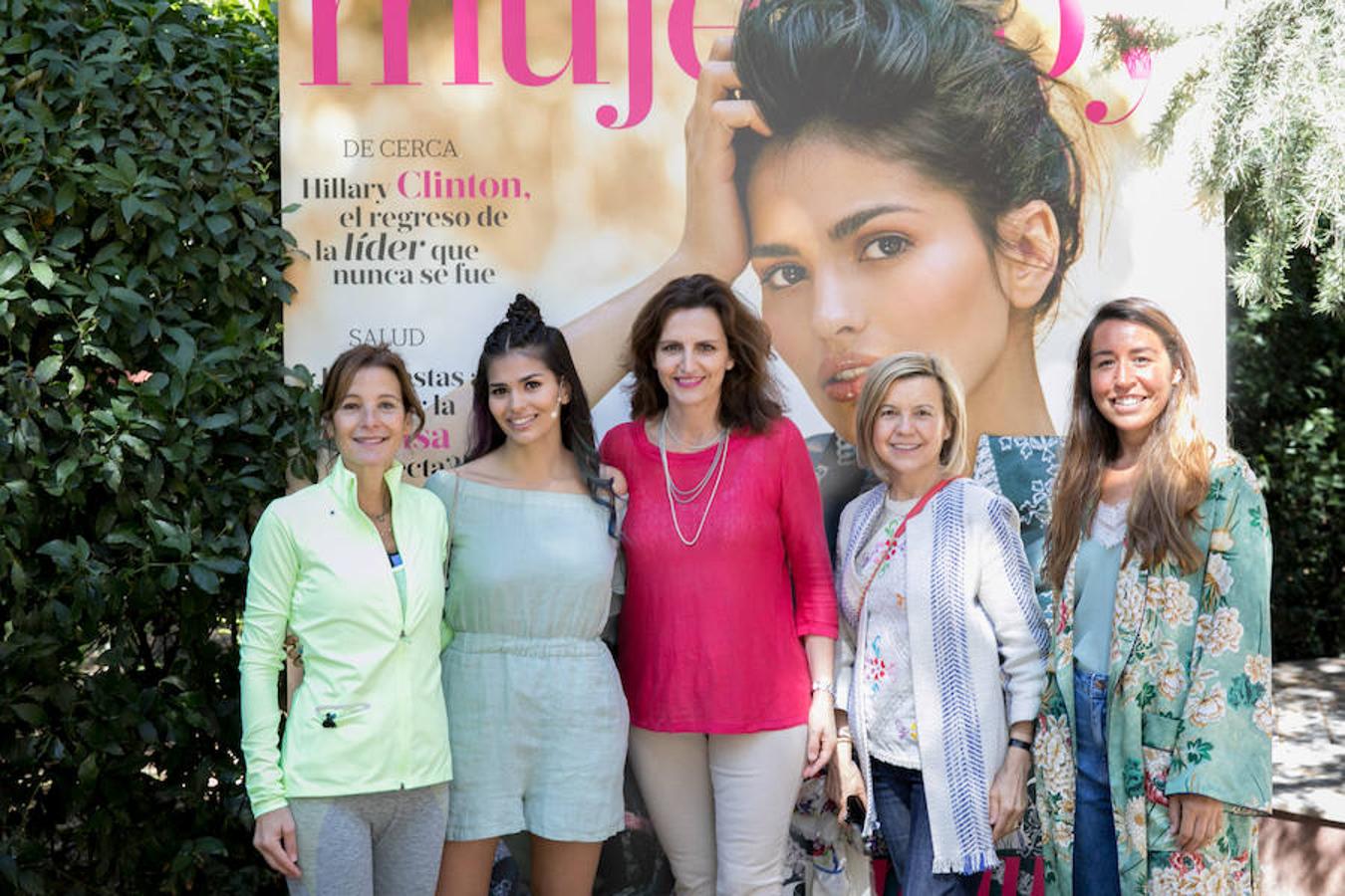 Laura Ruiz de Galarreta, directora de relaciones institucionales de Taller de Editores; Laura Múgica, directora general de Taller de Editores; Charo Carrera, directora de la revista Mujerhoy; y Cantal Ceña, redactora de moda y belleza de la revista Mujerhoy; junto a la actriz Sara Sálamo (segunda por la izquierda).