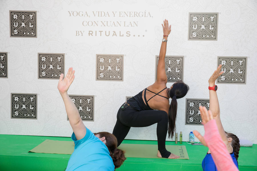 La profesora y co-fundadora del movimiento 'free yoga' nos dio, de la mano de Rituals, un maravilloso taller de yoga como forma de vida... y energía.