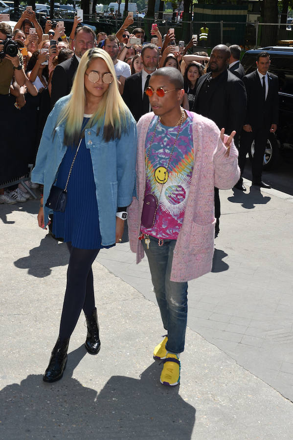 Pharrell Williams y su mujer, en el desfile de Chanel en la Alta Costura de París.