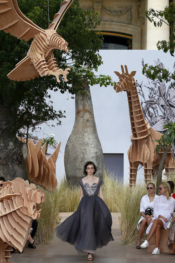 Los diseños 'couture' puros también se pintan de gris, y se sofistican con delicados tules y gasas plisadas.