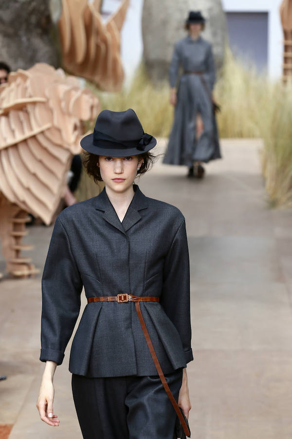 La brillante puesta en escena envolvió una colección que nos propone un sofisticado viaje en el tiempo.