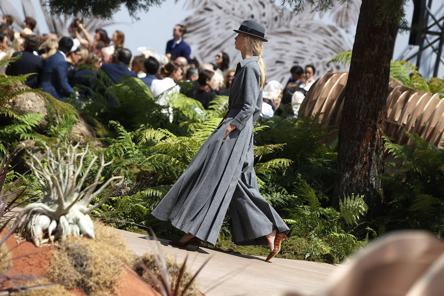 La directora creativa de Dior ha hecho del gris (y sus 'cincuenta sombras') el color protagonista de su nueva colección Alta Costura.