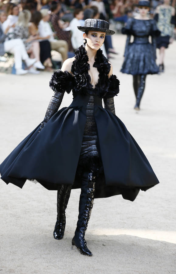 Karl Lagerfeld combina pasado y futuro en una colección de Alta Costura en la que el negro ha vuelto a tener un papel protagonista.