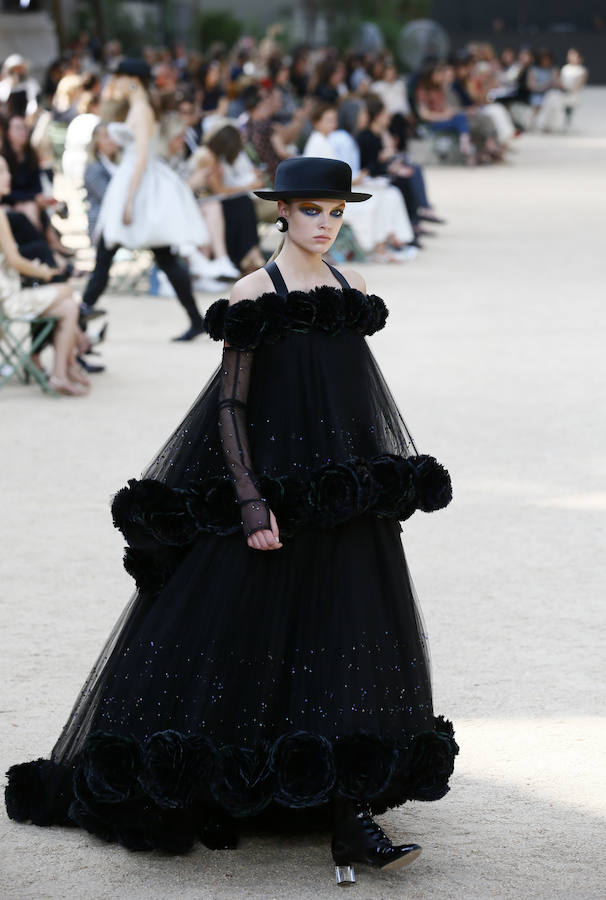 La magia de la Alta Costura iluminó la Torre Eiffel con los destellos de las propuestas de la colección Alta Costura de Karl Lagerfeld para Chanel.