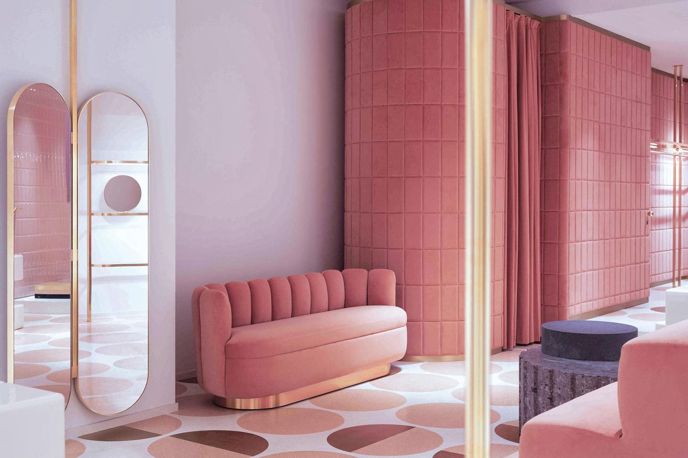 Para la tienda en Roma de su marca RED Valentino, la casa italiana es infiel a su emblemático rojo y tiñe paredes y muebles de rosas empolvados. redvalentino.com.