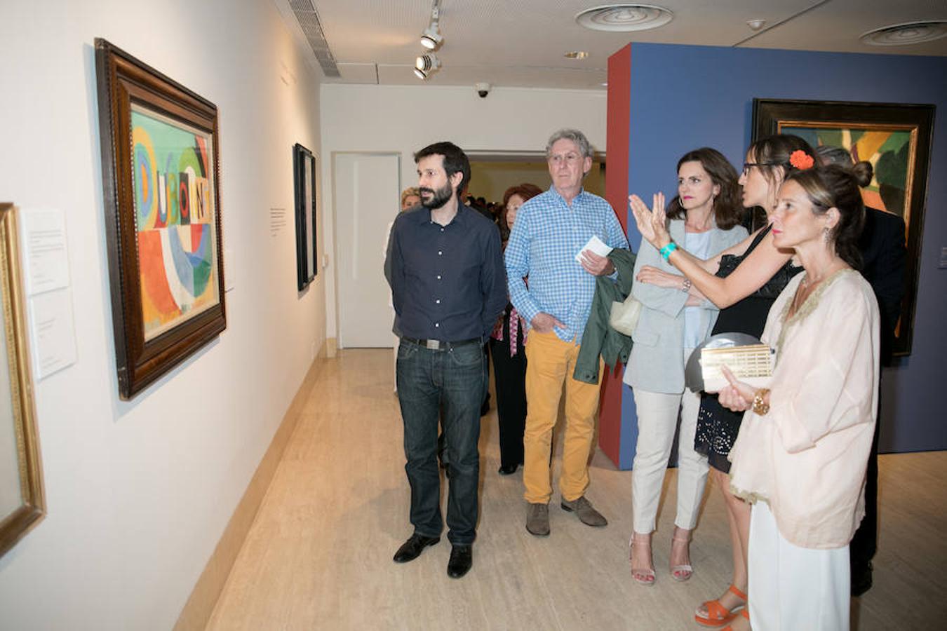 Marta Ruiz del Árbol explica la obra de Sonia Delaunay a varios invitados de Mujerhoy